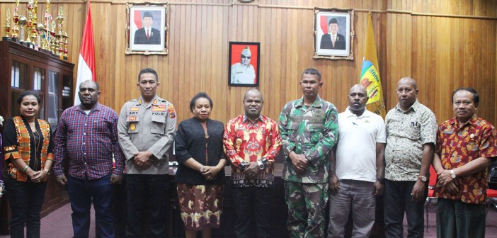 MENYUKSESKAN PILPRES DAN PILEG 2019,NPHD DITANDATANGANI 9 ORGANISASI Bupati Puncak Jaya Yuni Wonda, S.Sos, S.IP, MM bersama Muspida Puncak Jaya saat Rapat Penyerahan NPHD