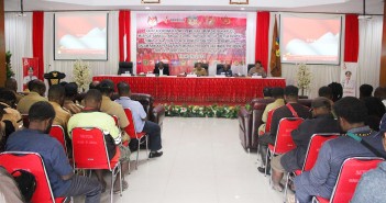 RAKOR PEMILU 2019, BUPATI YUNI AJAK PARA CALEG SUKSESKAN PEMILU TANPA ADA PROVOKASI Suasana Rakor KPUD, Bawaslu dan Muspida Kabupaten Puncak jaya di Sasana Kawonak