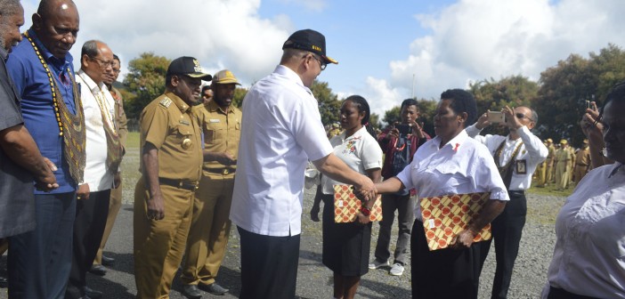 JAWAB PERMASALAHAN K2 FORMASI 2013 KEPALA BKN RI ADAKAN KUNKER KE PUNCAK JAYA PENYERAHAN SK K2 FORMASI 2013 OLEH KEPALA BKN RI Dr. Ir. BIMA HARIA WIBISANA, M.Sis KEPADA 10 PERWAKILAN DISAKSIKAN BUPATI PUNCAK JAYA YUNI WONDA,S.Sos, S.IP, MM PADA PELAKSANAAN APEL LUAR BIASA