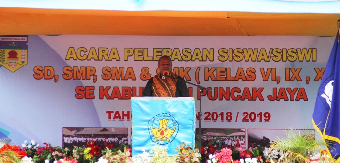 PERPISAHAN GABUNGAN SD, SMP, SMA DAN SMK SEKABUPATEN PUNCAK JAYA BERLANGSUNG MERIAH BUPATI PUNCAK JAYA YUNI WONDA, S.Sos, S.IP, MM SAAT MEMBERIKAN SAMBUTAN PADA ACARA PERPISAHAN SISWA/i SD, SMP, SMA DAN SMK DI KABUPATEN PUNCAK JAYA