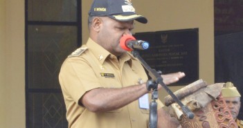 PIMPIN APEL GABUNGAN, BUPATI BUKA PELATIHAN SATGAS AMANAH DAN SERAHKAN RANDIS 2 UNIT PEMUKULAN TIFA OLEH BUPATI PUNCAK JAYA YUNI WONDA, S.Sos, S.IP, MM