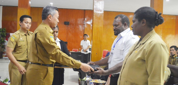 SERTIFIKASI PBJ MENGGUNAKAN SISTEM BLENDED LEARNING, PUNCAK JAYA JADI KABUPATEN PERTAMA DI PAPUA DAN KE 6 DI INDONESIA PENYAMATAN TANDA PESERTA PELATIHAN DAN UJIAN SERTIFIKASI PBJ OLEH PLT. SEKRETARIS DAERAH TUMIRAN S.Sos, M.AP