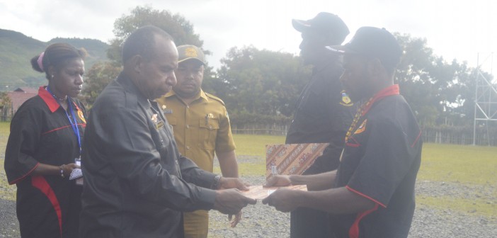 APEL PENUTUPAN PELATIHAN SATGAS MUTIARA HITAM “AMANAH”, BUPATI TEKANKAN PERUBAHAN TINGKAH LAKU PENYERAHAN SERTIFIKAT PELATIHAN SATGAS AMANAH OLEH STAF AHLI BUPATI BID. PEMHUKPOL MATIUS KIWO, SE, MA