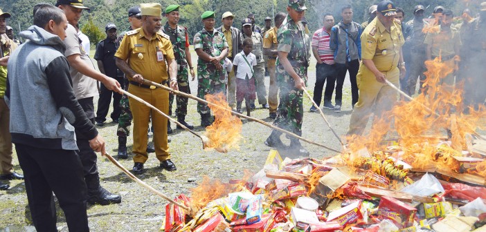 MUSNAHKAN BARANG KADALUARSA WAKIL BUPATI TEGASKAN AKAN TINDAK KERAS PEDAGANG BANDEL PEMUSNAHAN BARANG KADARLUARSA OLEH WAKIL BUPATI PUNCAK JAYA DEINAS GELEY, S.Sos, M.Si BERSAMA PIHAK KEAMANAN DISAKSIKAN TAMU UNDANGAN DAN PARA PEDAGANG TOKO/KIOS