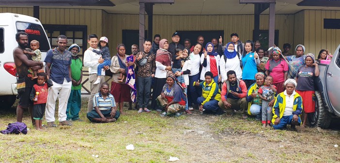 CIPTAKAN PELAYANAN MENYELURUH, PUSKESMAS MULIA ADAKAN PUSLING DI WILAYAH KERJANYA PETUGAS KESEHATAN BERSAMA MASYARAKAT DISTRIK YAMBI USAI PELAKSANAAN PUSLING DI DISTRIK YAMBI KABUPATEN PUNCAK JAYA