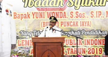 PASCA KASASI, BUPATI YUNI TEGASKAN TETAP PAKAI SK 2019 GULIRKAN DANA KAMPUNG Bupati Puncak Jaya saat memberikan sambutan saat Acara Ibadah Syukur Lulus Pendidikan Lemhanas