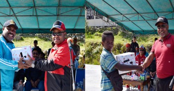 RAYAKAN HUT KORPRI KE 48, PEMDA PUNCAK JAYA GELAR JALAN SANTAI BERHADIAH Pemberian Hadiah saat Perayaan HUT KORPRI ke 48 Tahun