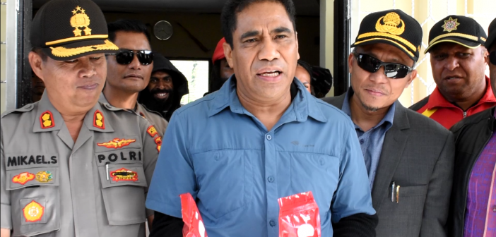 KOPI MULIA SEBAGAI SPONSOR RESMI PON KE XX TAHUN 2020 Sekda Papua Hery Dosinaen saat memberikan pernyataan Kopi Mulia Sebagai Sponsor Resmi PON ke XX Tahun 2020