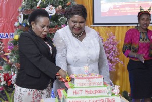 Pemotongan Kue Ultah 2 Tahun Kepemimpinan, HUT Kabupaten ke - 23 serta Natal Gabungan oleh Ketua TP-PKK dan Waket TP-PKK Kabupaten Puncak Jaya