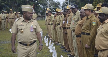 APEL GABUNGAN ASN: BUPATI MENEGASKAN PARA ASN AGAR SECEPATNYA BERADA DI TEMPAT TUGAS Bupati Yuni Wonda saat sedang melakukan inspeksi barisan, apel Gabungan ASN dan Instansi Vertikal di Lingkup. Pemda Puncak Jaya