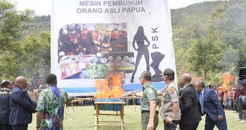 KETUA MRP AJAK SELURUH MASYARAKAT PUNCAK JAYA MUSNAHKAN MESIN PEMBUNUH OAP Presiden GIDI, Ketua MRP dan Bupati Puncak Jaya serta Para Muspida saat melakukan pemusnahan baliho mesin pembunuh oap