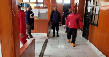 Bupati Puncak Jaya Yuni Wonda Sidak OPD dan Kegiatan Pembangunan IMG-20200306-WA0015