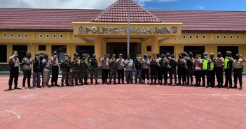 BERI PEMAHAMAN MENGENAI COVID 19 TNI/POLRI DAN KLASIS GIDI MULIA ADAKAN SOSIALISASI KELILING tni polri