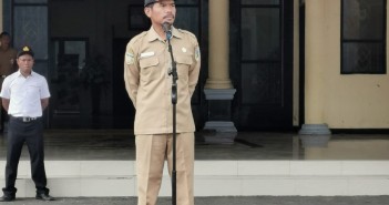 BUKA RELAKSASI, PLH. SEKDA MINTA JANGAN DISALAHTAFSIRKAN Plh. Sekda Mulyadi, S.Sos, M.AP, M.KP saat memimpin Apel Gabungan ASN