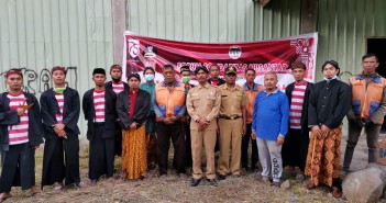 Ketua FSN Mulyadi, S.Sos, M.AP, M.KP didampingi Para Tukang Cukur Berpengalaman saat Penyelenggaraan Pangkas Rambut Kemerdekaan dalam Rangka HUT RI ke - 75