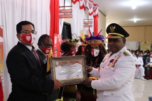 Penyerahan Penghargaan Lomba Kebersihan oleh Bupati Puncak Jaya