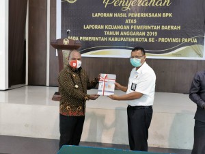 Bupati Puncak Jaya Yuni Wonda, S.Sos, S.IP, MM menerima Penghargaan WTP dari Kepala BPK Perwakilan Papua