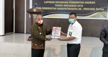 UKIR SEJARAH, KABUPATEN PUNCAK JAYA RAIH OPINI WTP PERTAMA KALINYA DARI BPK Bupati Puncak Jaya Yuni Wonda, S.Sos, S.IP, MM menerima Penghargaan WTP dari Kepala BPK Perwakilan Papua
