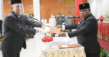 AWALI TAHUN 2021, BUPATI YUNI WONDA LANTIK DAN AMBIL SUMPAH JABATAN PENJABAT SEKDA KABUPATEN PUNCAK JAYA Bupati Puncak Jaya saat Melantik Tumiran, S.Sos, M.AP menjadi Sekda Definitif