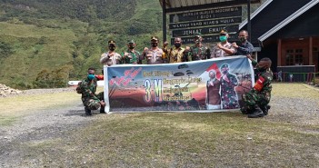 SINERGITAS TNI, POLRI DAN FORKOPIMDA BAGIKAN MASKER DI KAB PUNCAK JAYA IMG-20210201-WA0004