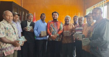 SINERGI DENGAN GEREJA, BUPATI YUNI WONDA BANTU 400 JUTA IMG-20210225-WA0014