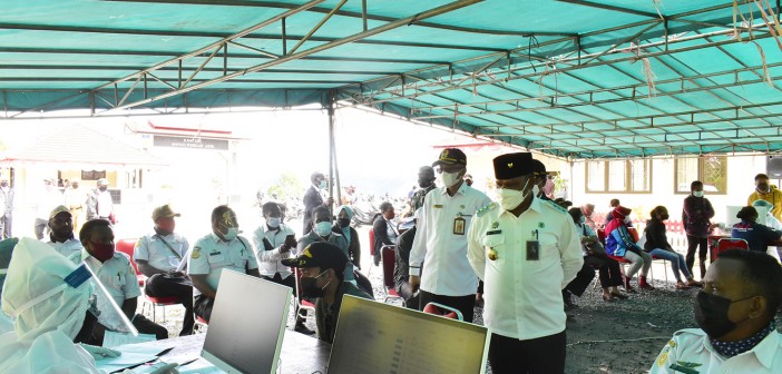 Bupati Puncak Jaya saat meninjau pelaksanaan Vaksin khusus ASN didampingi Sekda