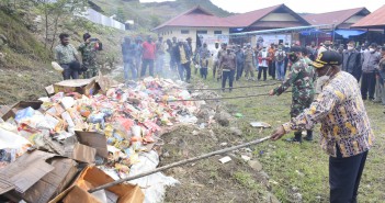 MUSNAHKAN 1 TON BARANG KADALUWARSA, MASIH DITEMUI PEDAGANG NAKAL Pemusnahan barang oleh Asisten II Setda
