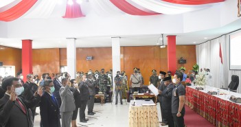 Bupati Puncak Jaya saat melantik Pejabat Eselon II dan III dilingkungan Pemkab Puncak Jaya