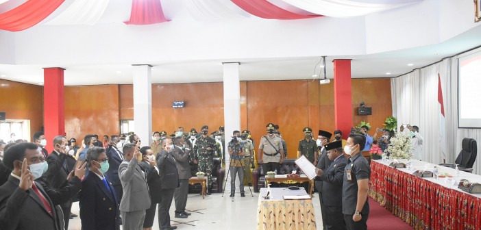 Bupati Puncak Jaya saat melantik Pejabat Eselon II dan III dilingkungan Pemkab Puncak Jaya