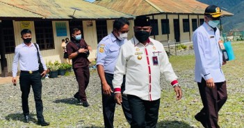 GILIRAN PARA GURU, BUPATI JANJI BERIKAN HADIAH TOTAL 500 JUTA BAGI GURU TELADAN Bupati Puncak Jaya didampingi Sekretaris Daerah bersama Sekretaris Dinas Pendidikan saat meninjau para Guru