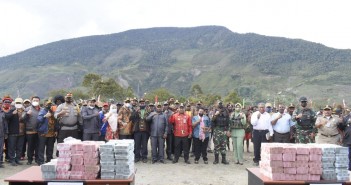 BUPATI PUNCAK JAYA BANTU 10 MILIAR, TANGIS HARU PECAH TANDA PERANG SUKU 4 TAHUN LAMANYA TELAH BERAKHIR Bupati Puncak Jaya didampingi Muspida seusai penyerahan dana perdamaian sebanyak 12M