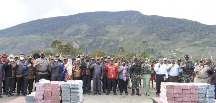 Bupati Puncak Jaya didampingi Muspida seusai penyerahan dana perdamaian sebanyak 12M