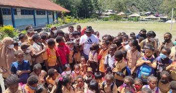 Bupati Puncak Jaya saat menyambangi anak-anak sekolah