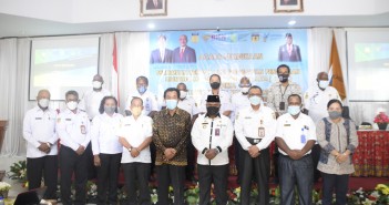 Bupati Puncak Jaya bersama Narasumber seusai pembukaan kegiatan stunting dan SKP