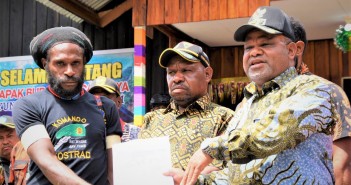 KEMBALI KE NKRI, BUPATI YUNI BERIKAN SATU UNIT RUMAH PLUS PEKERJAAN BARU KEPADA MANTAN OPM TINGGINAMBUT Bupati PJ didampingi Ketua DPRD saat menyerahkan rumah sosial kepada Telangga Gire Mantan Anggota TPN-OPM