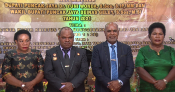 Bupati Puncak Jaya bersama Wakil Bupati Puncak Jaya didampingi Ibu