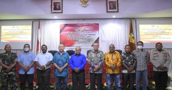 Bupati Puncak Jaya bersama Narasumber dari UNCEN didampingi Forkopimda