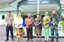 Bupati PJ bersama Kapolres Puncak Jaya dan Dandim1714/PJ didampingi Ibu saat acara perpisahan