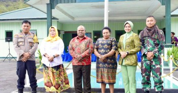 Bupati PJ bersama Kapolres Puncak Jaya dan Dandim1714/PJ didampingi Ibu saat acara perpisahan