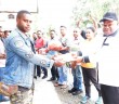 Bupati Puncak Jaya saat memberikan bantuan kepada Mahasiswa Korban Banjir di Asrama Puncak Jaya dan Asputri