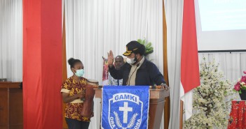 Asisten Bidang Pemerintahan dan Kesra saat membuka acara Pelantikan Pengurus GAMKII Kabupaten Puncak Jaya