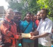 Bupati Puncak Jaya saat memberikan bantuan dana kepada Mahasiswa Kota Studi Nabire