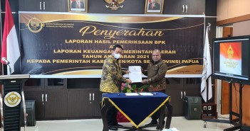 Bupati Puncak Jaya saat menerima penghargaan WTP untuk ketiga kalinya