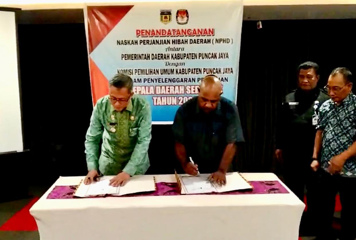 TANDATANGANI NPHD BERSAMA KPUD PUNCAK JAYA, PJ BUPATI H. TUMIRAN HARAP ...